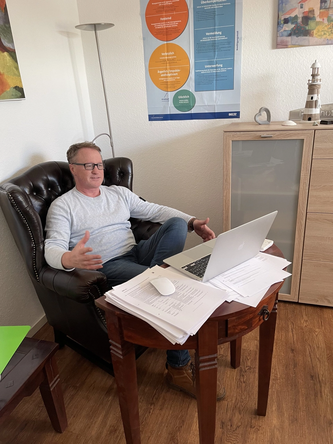 Ralf Baumhöfer – Psychotherapiepraxis – eine Person in einer Sitzung