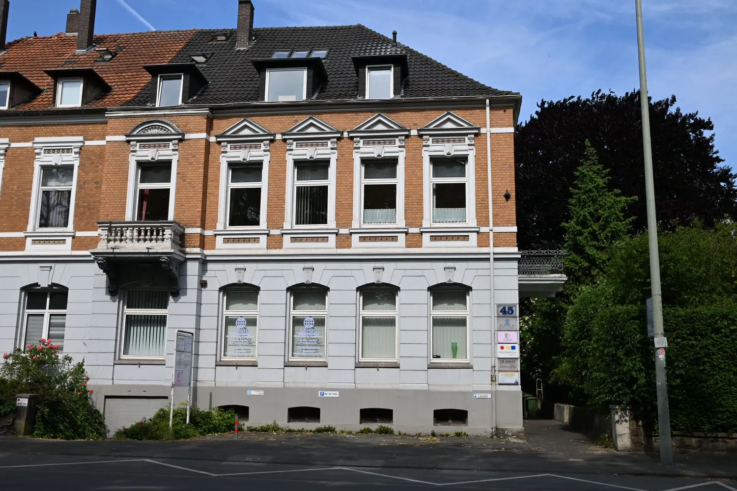 Ralf Baumhöfer – Psychotherapiepraxis – Dieses Bild zeigt eine Person mit einer Buchstabentafel und einer Textnachricht.